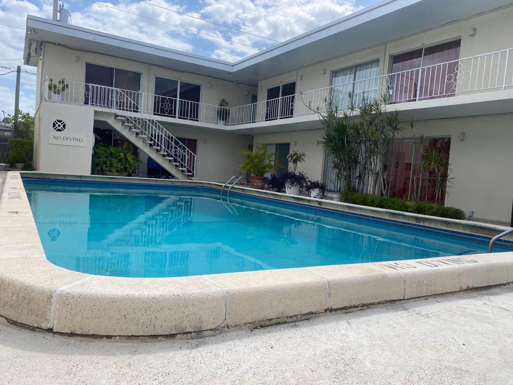 Queens Lodge Motel Уест Палм Бийч Екстериор снимка